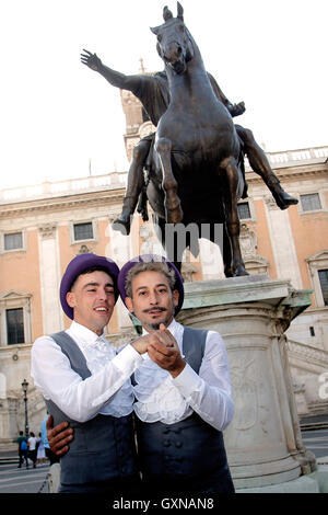 Roma, Italia. Xvii Sep, 2016. Roma 17 Settembre 2016. Prima coppia gay a sposarsi a Roma dopo la nuova legge delle unioni civili è stata approvata in Parlamento. Francisco Raffaele Villarusso, 43, e Luca De sario, 30, si sono sposati questa mattina nella sala rossa del Campidoglio. Il funzionario è stato il Sindaco di Roma Foto Samantha Zucchi Insidefoto Credito: insidefoto srl/Alamy Live News Foto Stock