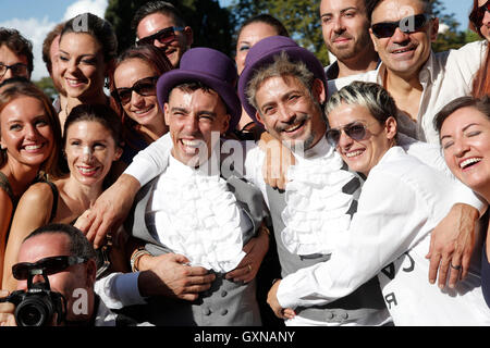 Roma, Italia. Xvii Sep, 2016. Roma 17 Settembre 2016. Prima coppia gay a sposarsi a Roma dopo la nuova legge delle unioni civili è stata approvata in Parlamento. Francisco Raffaele Villarusso, 43, e Luca De sario, 30, si sono sposati questa mattina nella sala rossa del Campidoglio. Il funzionario è stato il Sindaco di Roma Foto Samantha Zucchi Insidefoto Credito: insidefoto srl/Alamy Live News Foto Stock