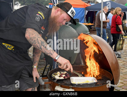 Bremen, Germania. Xvii Sep, 2016. Jimmy Hemmingsson dal Swedisn barbeque team 'Svenska Landslaget Grill' arrosti verdure in alta fiamma durante la European Championship BBQ a Bremen, Germania, 17 settembre 2016. Il barbeque team dalla Svezia vuole difendere il loro titolo dal 2014. 36 squadre provenienti da 15 paesi stanno prendendo parte al campionato. Foto: INGO WAGNER/dpa/Alamy Live News Foto Stock