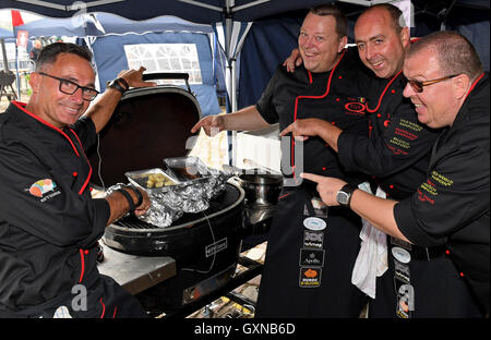 Bremen, Germania. Xvii Sep, 2016. La grigliatura belga del team 'Q 5', Johan (L-R), Tom, Kris e Filip pongono durante la European Championship BBQ a Bremen, Germania, 17 settembre 2016. 36 squadre provenienti da 15 paesi stanno prendendo parte al campionato. Foto: INGO WAGNER/dpa/Alamy Live News Foto Stock