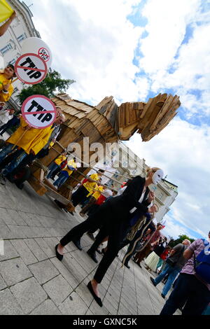 Vienna, Austria. Il 17 settembre 2016. Dimostrazione di massa contro il progetto di accordi commerciali con il Canada e gli Stati Uniti, CETA(completo accordo economico e commerciale ) e TTIP(gli scambi e gli investimenti transatlantici Partnership) a Vienna. Un alleanza di sindacati e di organizzazioni non governative e le iniziative sono state in cinque austriaci e sette città tedesche sulla strada. Credito: Franz Perc/Alamy Live News Foto Stock