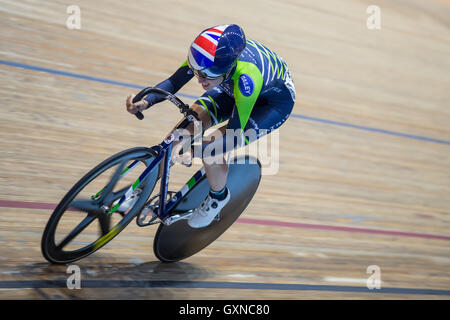 Manchester, Regno Unito. Il 17 settembre 2016. Elinor Barker compete nel round 1 del 2016 Rivoluzione via serie. Credito: Michael Buddle/Alamy Live News Foto Stock