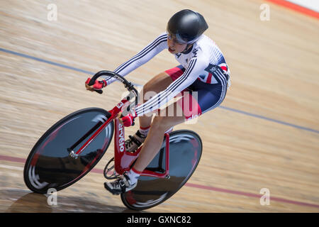 Manchester, Regno Unito. Il 17 settembre 2016. Dani Kahn compete nel round 1 del 2016 Rivoluzione serie pista conquistando il giro veloce di credito evento: Michael Buddle/Alamy Live News Foto Stock