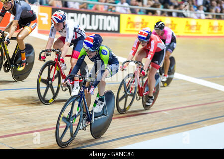 Manchester, Regno Unito. Il 17 settembre 2016. Elinor Barker prende il secondo posto in Gara a punti durante il round 1 del 2016 Rivoluzione via serie. Credito: Michael Buddle/Alamy Live News Foto Stock