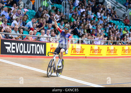 Manchester, Regno Unito. Il 17 settembre 2016. Owain Doull vince la gara a punti durante il round 1 del 2016 Rivoluzione via serie. Credito: Michael Buddle/Alamy Live News Foto Stock