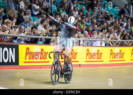 Manchester, Regno Unito. Il 17 settembre 2016. Matt Rotherham celebra una vittoria durante il round 1 del 2016 Rivoluzione via serie con un Usain Bolt imitazione Credito: Michael Buddle/Alamy Live News Foto Stock