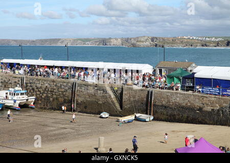 Newquay, Cornwall, Regno Unito. Il 17 settembre 2016. Una folla di persone frequentano il Newquay Sagra del Pesce nel 300 anno vecchio porto. Bancarelle offrono vari frutti di mare e di artigianato locale. Credito: Nicholas Burningham/Alamy Live News Foto Stock