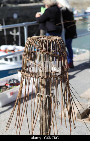 Newquay, Cornwall, Regno Unito. Il 17 settembre 2016. Una folla di persone frequentano il Newquay Sagra del Pesce nel 300 anno vecchio porto. Bancarelle offrono vari frutti di mare e di artigianato locale. Credito: Nicholas Burningham/Alamy Live News Foto Stock