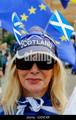 Glasgow, Scotland, Regno Unito. Il 17 settembre 2016. Circa 300 persone hanno partecipato al rally in George Square, Glasgow, organsed dal 'Ali sopra la Scozia' indipendenza Pro-Scottish gruppo per ricordare il fallito referendum votazione tenutasi nel settembre 2014, per scozzese l'indipendenza dal Regno Unito. A referendum il voto era 45% " Sì " e il 55% 'No', ma questo è un gruppo di pressione continua a lobby per un secondo referendum mentre la concessione di un sostegno per l'indipendenza della Catalogna dalla Spagna. Credito: Findlay/Alamy Live News Foto Stock