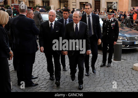 Roma, Italia. Xvii Sep, 2016. Pier Carlo Padoan Roma 17 Settembre 2016. Senato. Camera di sepoltura per l'ex Presidente della Repubblica Italiana Carlo Azeglio Ciampi, che morì all'età di 95. Photo Samantha Zucchi Insidefoto Credito: insidefoto srl/Alamy Live News Foto Stock