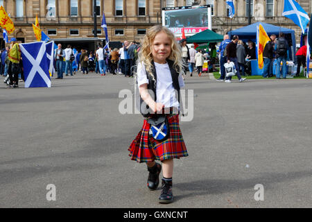 Glasgow, Scotland, Regno Unito. Il 17 settembre 2016. Circa 300 persone hanno partecipato al rally in George Square, Glasgow, organsed dal 'Ali sopra la Scozia' indipendenza Pro-Scottish gruppo per ricordare il fallito referendum votazione tenutasi nel settembre 2014, per scozzese l'indipendenza dal Regno Unito. A referendum il voto era 45% " Sì " e il 55% 'No', ma questo è un gruppo di pressione continua a lobby per un secondo referendum mentre la concessione di un sostegno per l'indipendenza della Catalogna dalla Spagna. Credito: Findlay/Alamy Live News Foto Stock