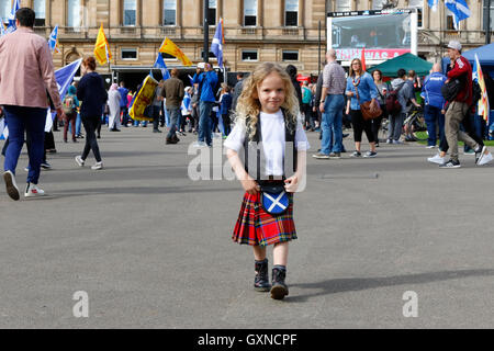 Glasgow, Scotland, Regno Unito. Il 17 settembre 2016. Circa 300 persone hanno partecipato al rally in George Square, Glasgow, organsed dal 'Ali sopra la Scozia' indipendenza Pro-Scottish gruppo per ricordare il fallito referendum votazione tenutasi nel settembre 2014, per scozzese l'indipendenza dal Regno Unito. A referendum il voto era 45% " Sì " e il 55% 'No', ma questo è un gruppo di pressione continua a lobby per un secondo referendum mentre la concessione di un sostegno per l'indipendenza della Catalogna dalla Spagna. Credito: Findlay/Alamy Live News Foto Stock