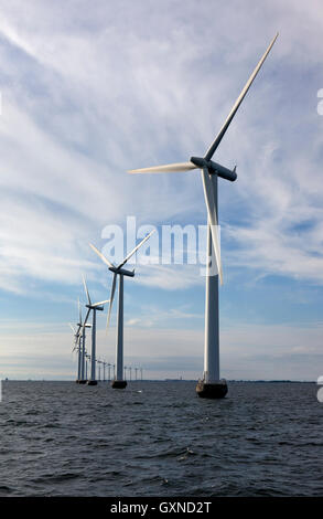 Middelgrunden Offshore Wind Farm al largo della costa del porto di Copenhagen, Danimarca. Proprietà 10 ciascuno, Middelgrundens turbina eolica Cooperativa e HOFOR (acquistato da Ørsted). Foto Stock