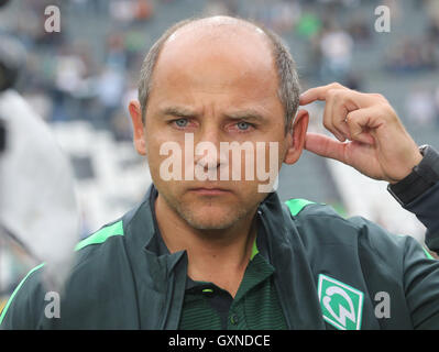 Moenchengladbach, Germania. Xvii Sep, 2016. Brema's head coach Viktor Skripnik precedendo la Bundesliga tedesca match tra Borussia Moenchengladbach e il Werder Brema nel Borussia-Park stadium di Moenchengladbach, Germania, 17 settembre 2016. Foto: ROLAND WEIHRAUCH/dpa (EMBARGO CONDIZIONI - attenzione - a causa di accreditamento orientamenti il DFL consente solo la pubblicazione e utilizzazione di fino a 15 immagini per corrispondenza su internet e nei contenuti multimediali in linea durante il match)/dpa/Alamy Live News Foto Stock