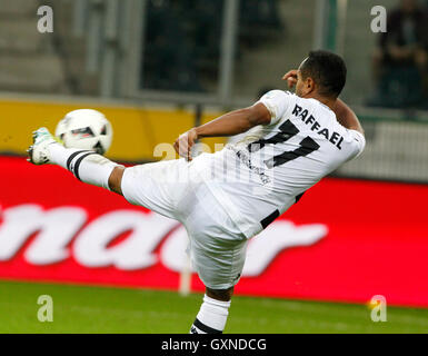 Moenchengladbach, Germania. Xvii Sep, 2016. Moenchengladbach's Raffael punteggi 4-0 obiettivo durante la Bundesliga tedesca match tra Borussia Moenchengladbach e il Werder Brema nel Borussia-Park stadium di Moenchengladbach, Germania, 17 settembre 2016. Foto: ROLAND WEIHRAUCH/dpa (EMBARGO CONDIZIONI - attenzione - a causa di accreditamento orientamenti il DFL consente solo la pubblicazione e utilizzazione di fino a 15 immagini per corrispondenza su internet e nei contenuti multimediali in linea durante il match)/dpa/Alamy Live News Foto Stock