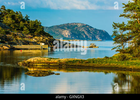 Serata tranquilla vista del paesaggio di Swedish west coast arcipelago vicino Marstrand a inizio autunno. Foto Stock