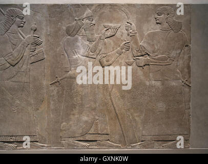 Sollievo re Ashurnasirpal II con il cerimoniale di ciotola. 883-859 A.C. Neo-Assyrian. Regno di Ashurnasirpal. Nimrud. Mesopotamia. Foto Stock