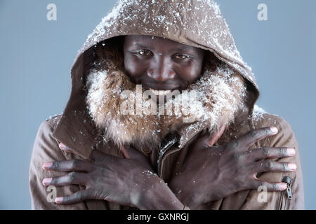 Congelamento maschio africana in inverno Foto Stock