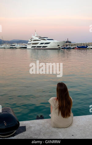 Super yacht ormeggiati nel porto turistico di lusso, Puerto Banus, Marbella al tramonto, Andalusia, Spagna. Foto Stock