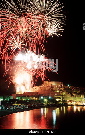 Fuochi d'artificio in spagnolo sky --- Image by © Rob Matheson Foto Stock