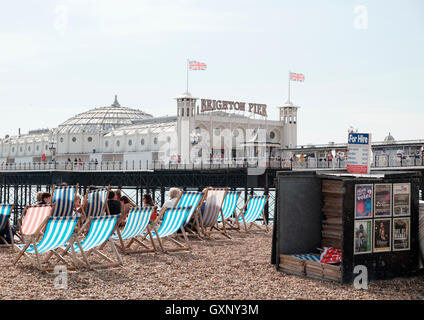 Il Brighton Pier, Regno Unito - 13 Settembre 2016: un sacco di sedie a sdraio disponibili sulla spiaggia di Brighton. Foto Stock