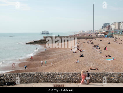 La spiaggia di Brighton, Regno Unito - 13 Settembre 2016: sebbene il giorno più caldo dell'anno per molti nel Regno Unito era relativamente fresco su che cosa Foto Stock