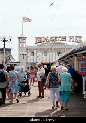 Il Brighton Pier, Regno Unito - 13 Settembre 2016: i cittadini anziani sul molo di Brighton Foto Stock