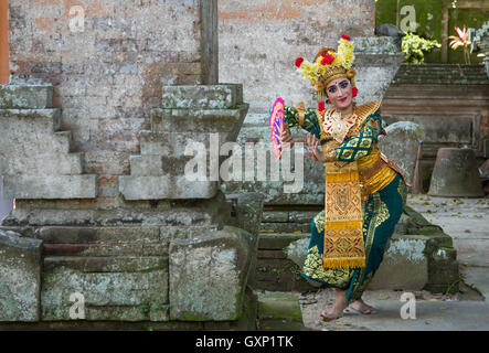 Ballerino di danza balinese in posa per la fotocamera Foto Stock