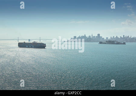 La Mediterranean Shipping Company di portacontainer, MSC Ariane, lasciando la Baia di San Francisco per l'Oceano Pacifico. Foto Stock