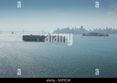 La Mediterranean Shipping Company di portacontainer, MSC Ariane, lasciando la Baia di San Francisco per l'Oceano Pacifico. Foto Stock