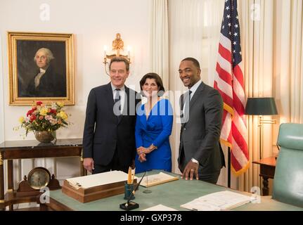 Attori Bryan Cranston (sinistra) e Anthony Mackie (destra) posano per una foto con gli ex Stati Uniti Il presidente Lyndon B. Johnsons figlia Luci Baines Johnson (centro) da LBJs Oval Office desk dopo una speciale anteprima lo screening del nuovo film HBO tutto il modo in corrispondenza della LBJ Presidential Library Maggio 11, 2016 in Austin, Texas. Foto Stock