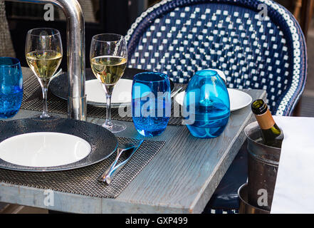 Parigi - tabella impostata per la cena per due in un tipico parigino di caffè con terrazza Foto Stock