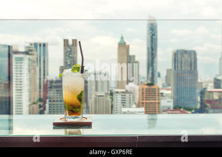 Cocktail Mojito sulla tavola in bar sul tetto con Bangkok City View Point a Bangkok in Tailandia. Splendido bar panoramico a Bangkok. Foto Stock