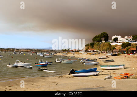 Una coltre di fumo proveniente da un vicino bushfire sovrasta il porto, Alvor, Algarve, Portogallo, Europa Foto Stock