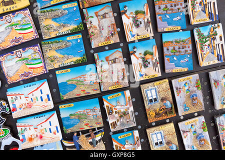 Magneti per il frigo in vendita come souvenir, Lagos, Algarve, Portogallo, Europa Foto Stock