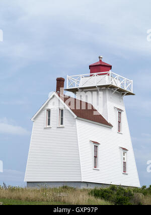 Immagine di un faro su Prince Edward Island con copia spazio sopra. A forma di quadrato bianco in legno e faro rosso. Foto Stock