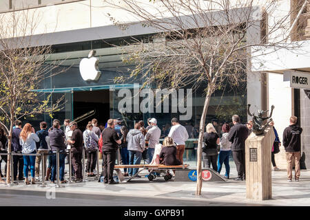 Adelaide, Australia - 16 Settembre 2016: i clienti schierati in coda durante il lancio di IPhone 7 nella parte anteriore di Apple Foto Stock