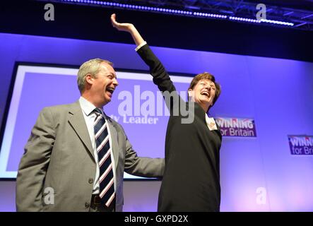 Diane James festeggia con Nigel Farage dopo essere stato nominato come il nuovo leader del Ukip presso il partito della conferenza annuale nel Centro Internazionale di Bournemouth in Bournemouth. Foto Stock