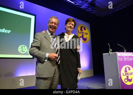 Diane James festeggia con Nigel Farage dopo essere stato nominato come il nuovo leader del Ukip presso il partito della conferenza annuale nel Centro Internazionale di Bournemouth in Bournemouth. Foto Stock