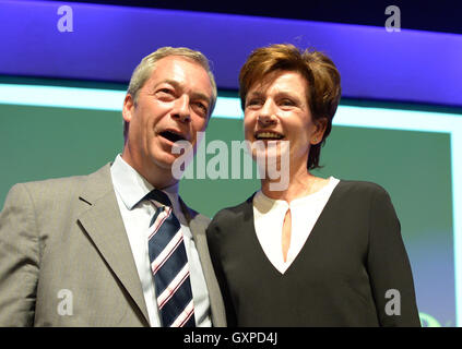 Diane James festeggia con Nigel Farage dopo essere stato nominato come il nuovo leader del Ukip presso il partito della conferenza annuale nel Centro Internazionale di Bournemouth in Bournemouth. Foto Stock