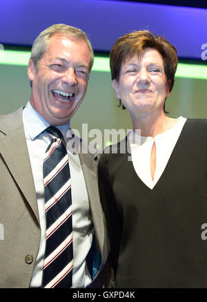 Diane James festeggia con Nigel Farage dopo essere stato nominato come il nuovo leader del Ukip presso il partito della conferenza annuale nel Centro Internazionale di Bournemouth in Bournemouth. Foto Stock