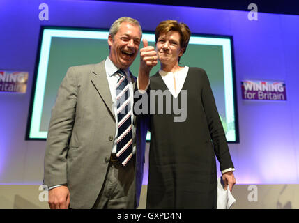 Diane James festeggia con Nigel Farage dopo essere stato nominato come il nuovo leader del Ukip presso il partito della conferenza annuale nel Centro Internazionale di Bournemouth in Bournemouth. Foto Stock