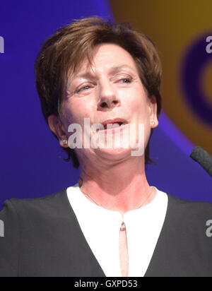 Diane James celebra fa un discorso dopo essere stato nominato come il nuovo leader del Ukip presso il partito della conferenza annuale nel Centro Internazionale di Bournemouth in Bournemouth. Foto Stock