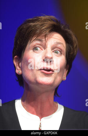 Diane James celebra fa un discorso dopo essere stato nominato come il nuovo leader del Ukip presso il partito della conferenza annuale nel Centro Internazionale di Bournemouth in Bournemouth. Foto Stock