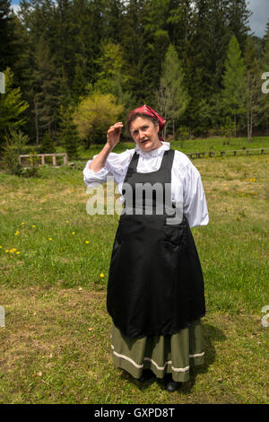 Donna in abito tradizionale Foto Stock