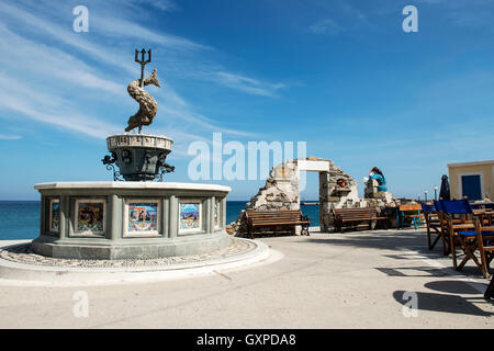 Fontana del Nettuno in Diafani, un soggiorno tranquillo villaggio sul mare sull'isola di Karpathos, isole Dodecanesi, Grecia Foto Stock