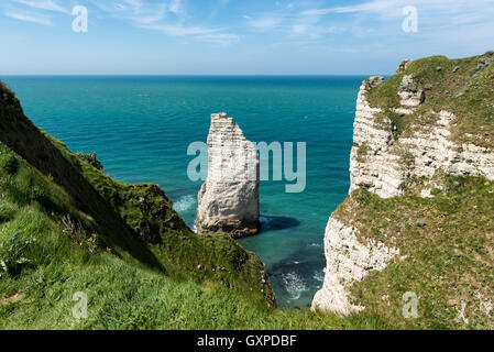 Vista panoramica delle famose Scogliere di Etretat in Normandia, Francia Foto Stock