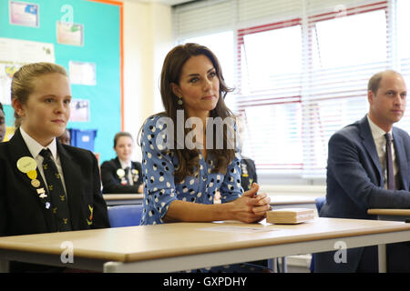 Il Duca e la Duchessa di Cambridge si trova in una lezione durante la loro visita a steward Academy di Harlow, Essex, dove si promuovono i loro capi insieme campagna e scoperto il modo in cui i giovani stanno affrontando con la vita di pressioni. Foto Stock