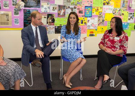 Il Duca e la Duchessa di Cambridge incontro genitori durante la loro visita a steward Academy di Harlow, Essex, dove si promuovono i loro capi insieme campagna e scoperto il modo in cui i giovani stanno affrontando con la vita di pressioni. Foto Stock