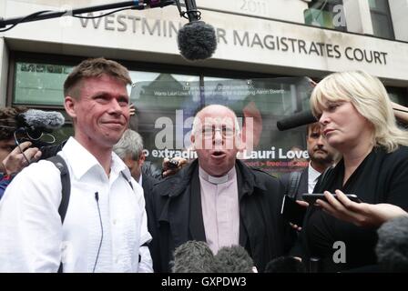 Lauri Amore (sinistra), che è accusato di hacking nel governo USA computer, con padre Don Alexander amore fuori Westminster Magistrates' Court, Londra, dove un giudice ha dichiarato che egli può essere estradati negli Stati Uniti dalla Gran Bretagna a stare in giudizio. Foto Stock